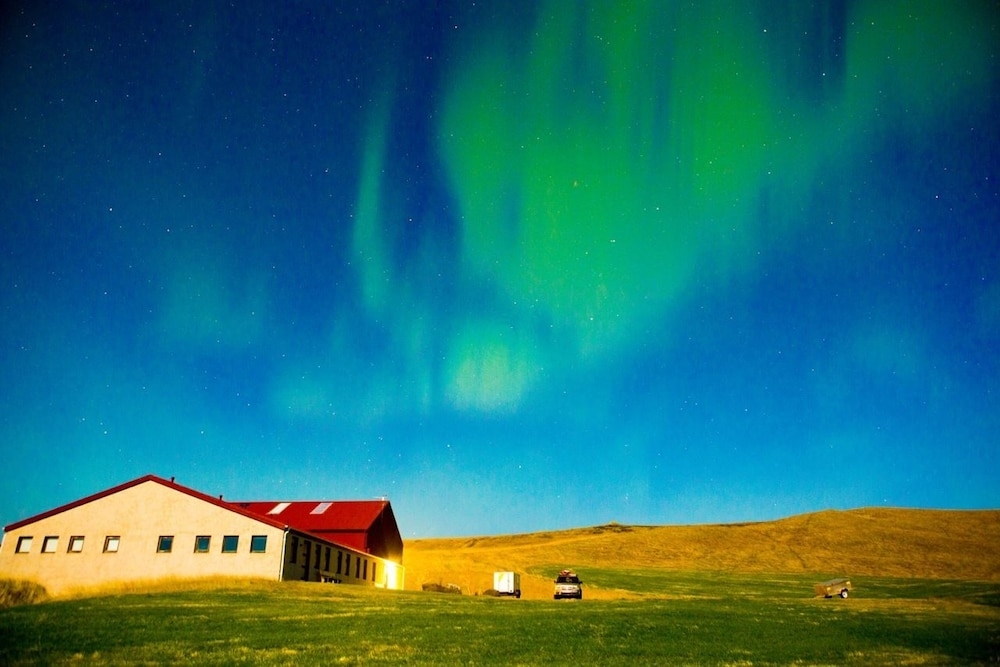 숙박 시설 정면 - 저녁/밤