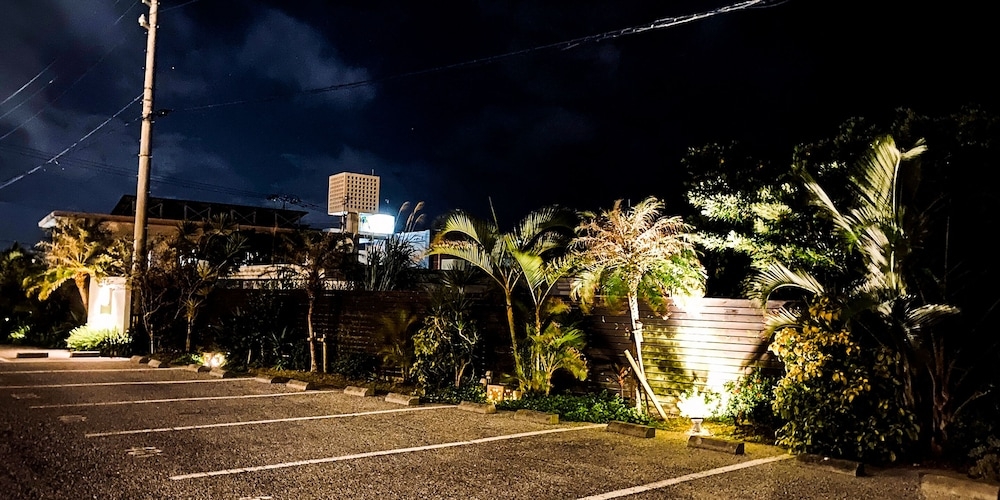 숙박 시설 정면 - 저녁/밤