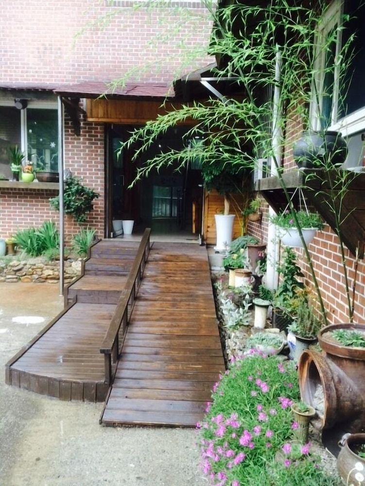 숙박 시설 입구