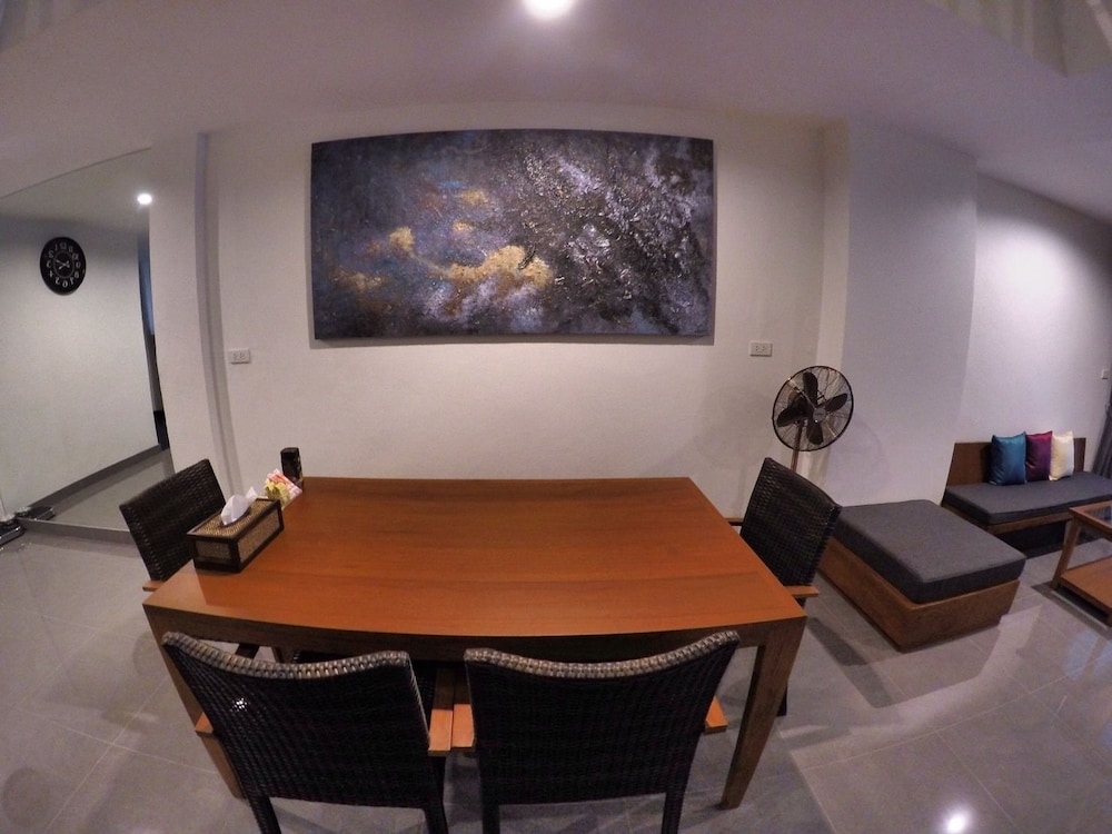 객실 내 식사 공간