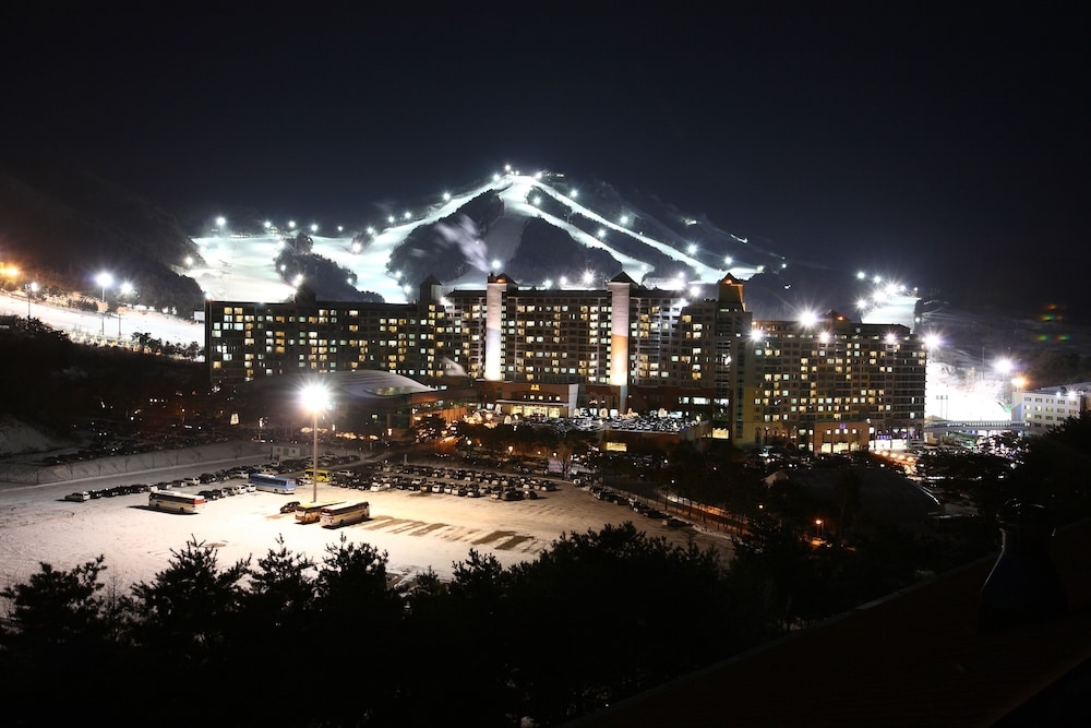 숙박 시설 정면 - 저녁/밤