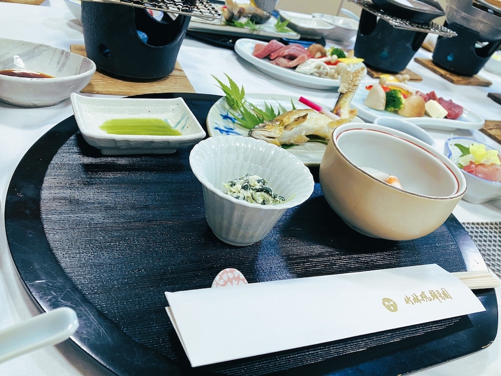 객실 내 식사 공간