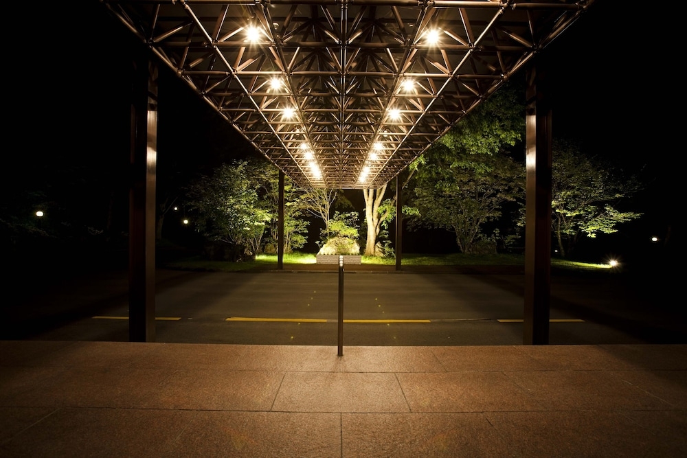 숙박 시설 정면 - 저녁/밤