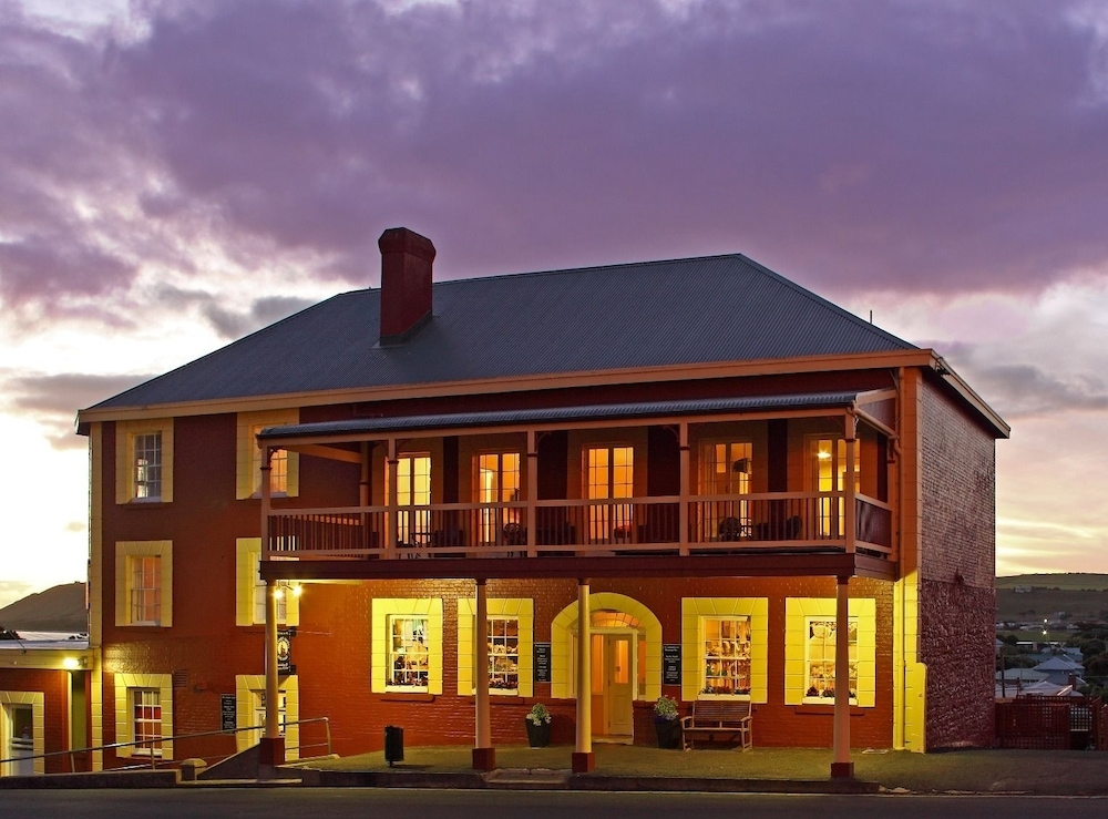 숙박 시설 정면 - 저녁/밤