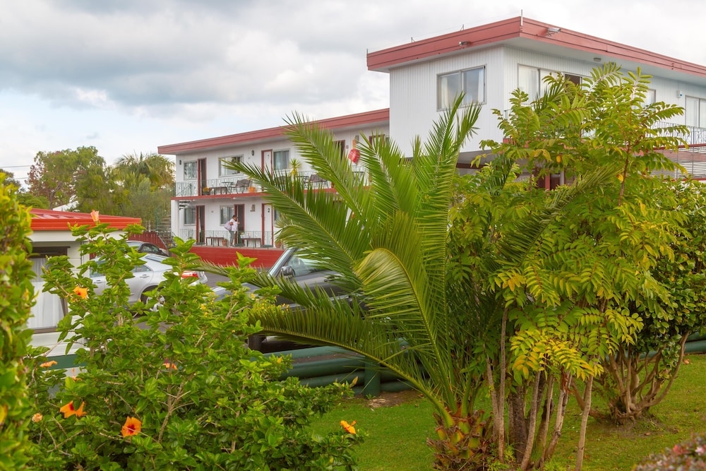 숙박 시설 정면 - 저녁/밤