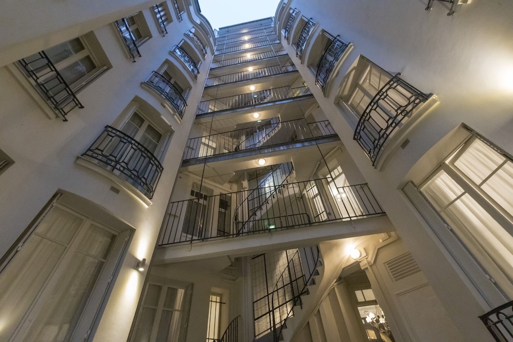 숙박 시설 정면 - 저녁/밤