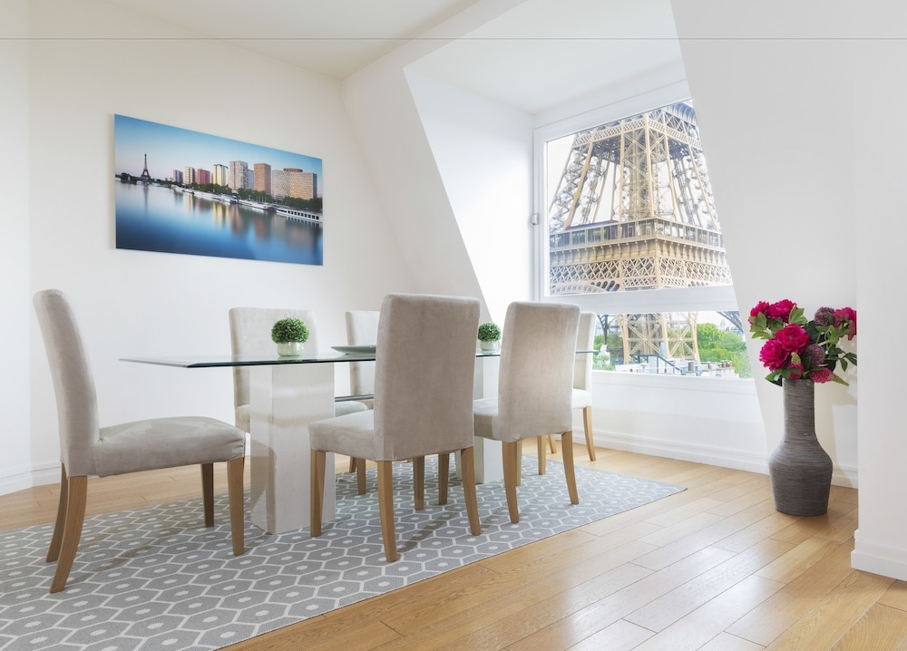 객실 내 식사 공간