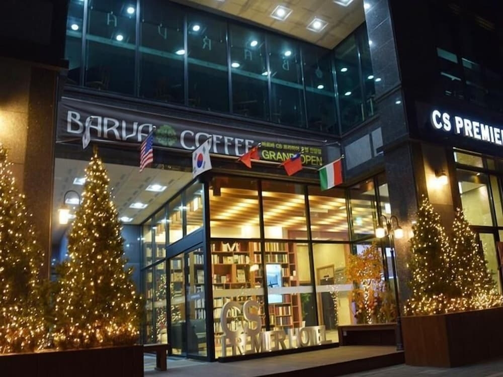 숙박 시설 정면 - 저녁/밤