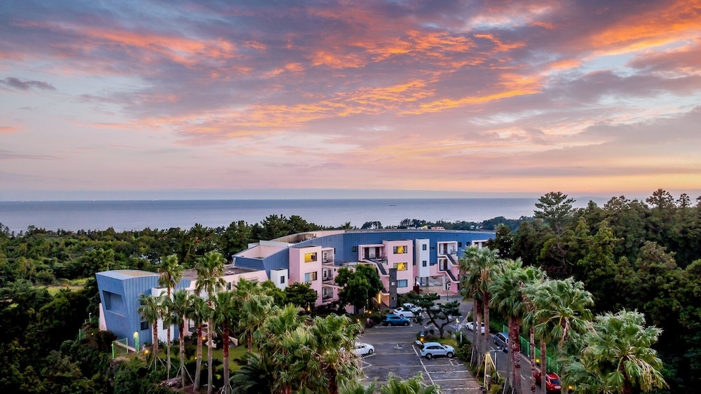 숙박 시설 정면 - 저녁/밤