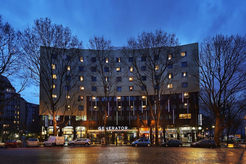 숙박 시설 정면 - 저녁/밤