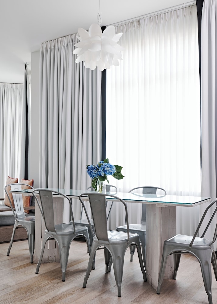 객실 내 식사 공간