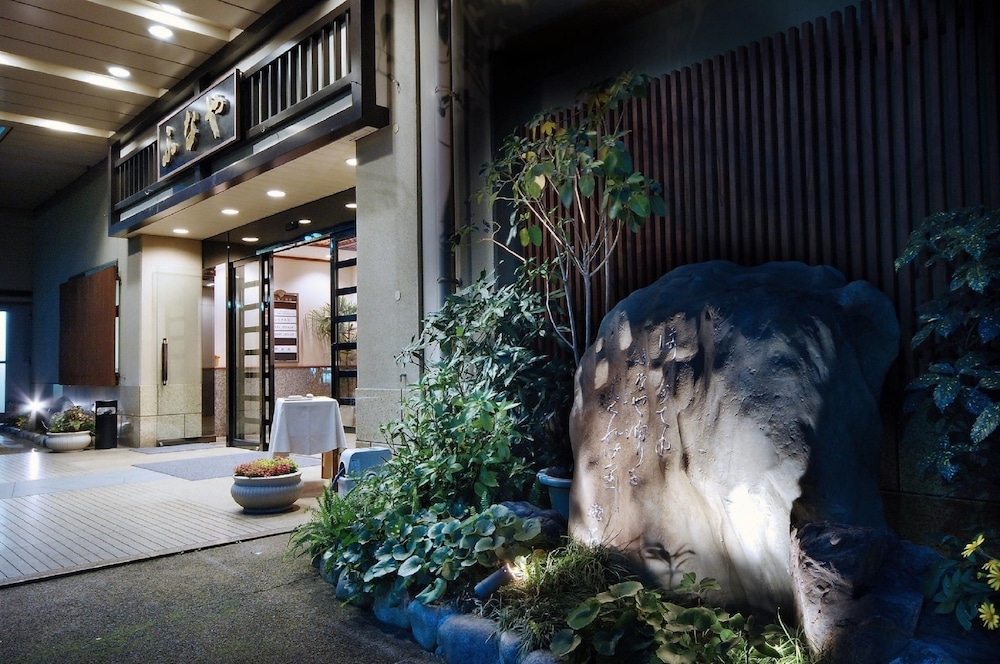 숙박 시설 정면 - 저녁/밤