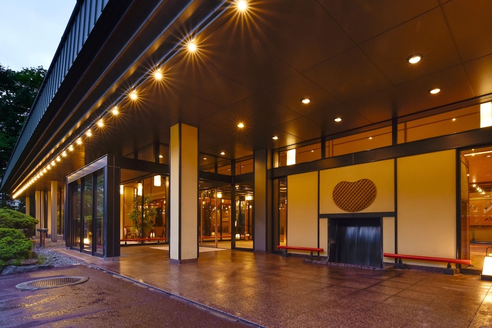 숙박 시설 정면 - 저녁/밤