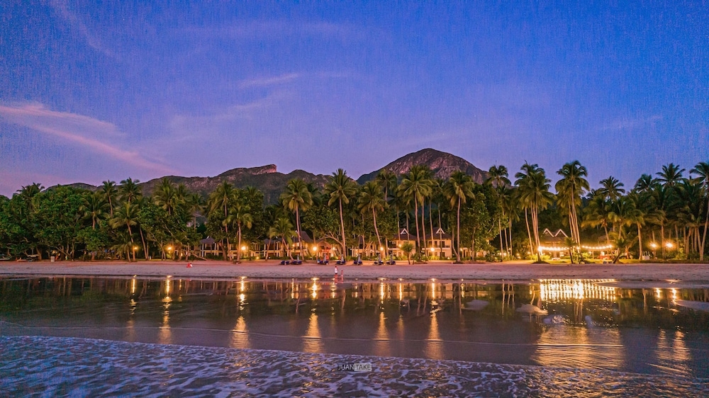숙박 시설 정면 - 저녁/밤