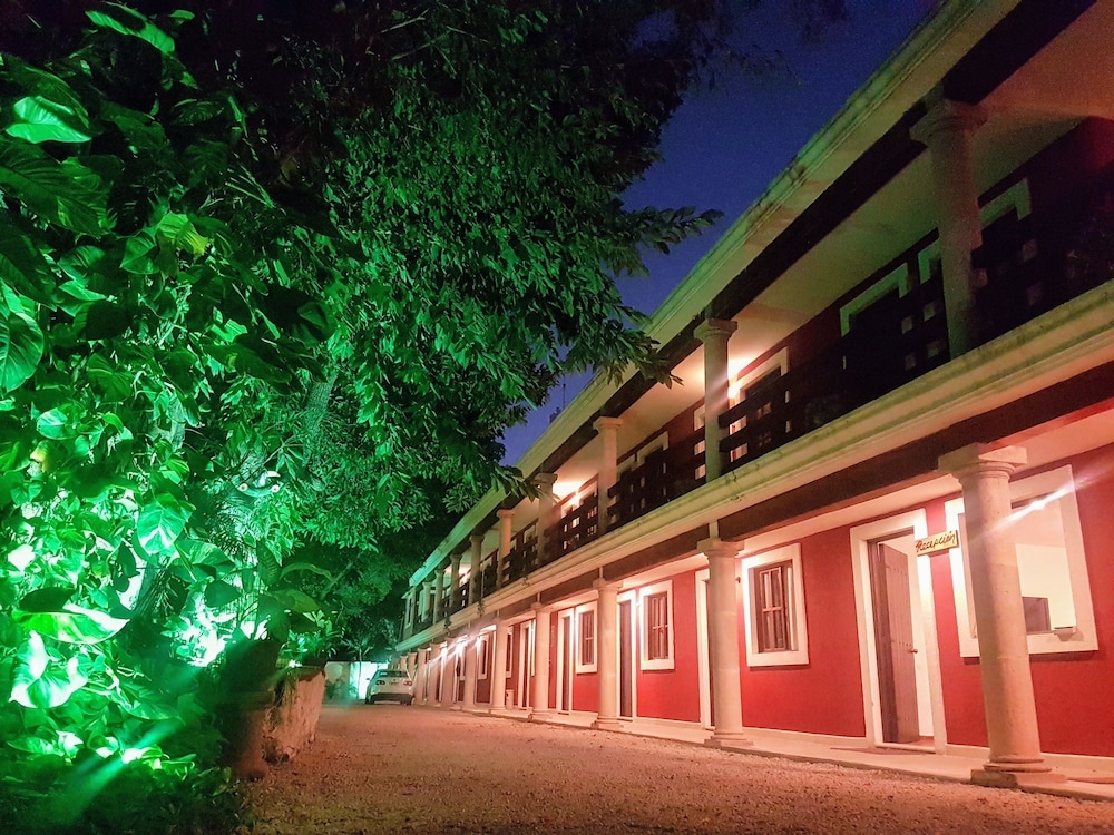 숙박 시설 정면 - 저녁/밤