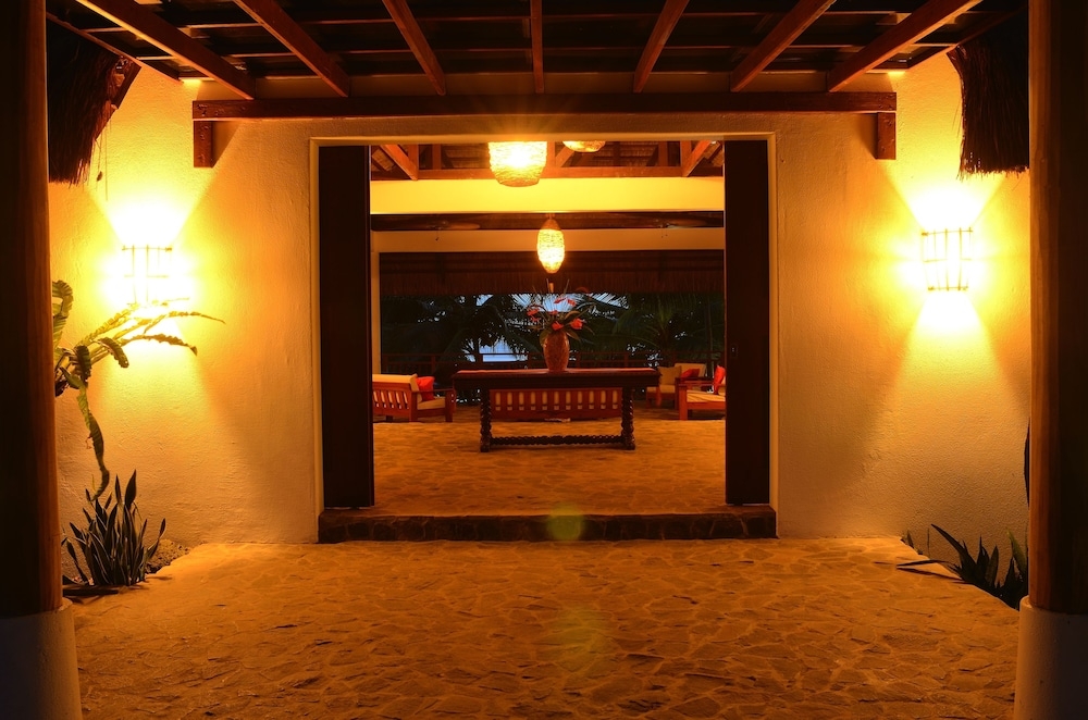 숙박 시설 정면 - 저녁/밤