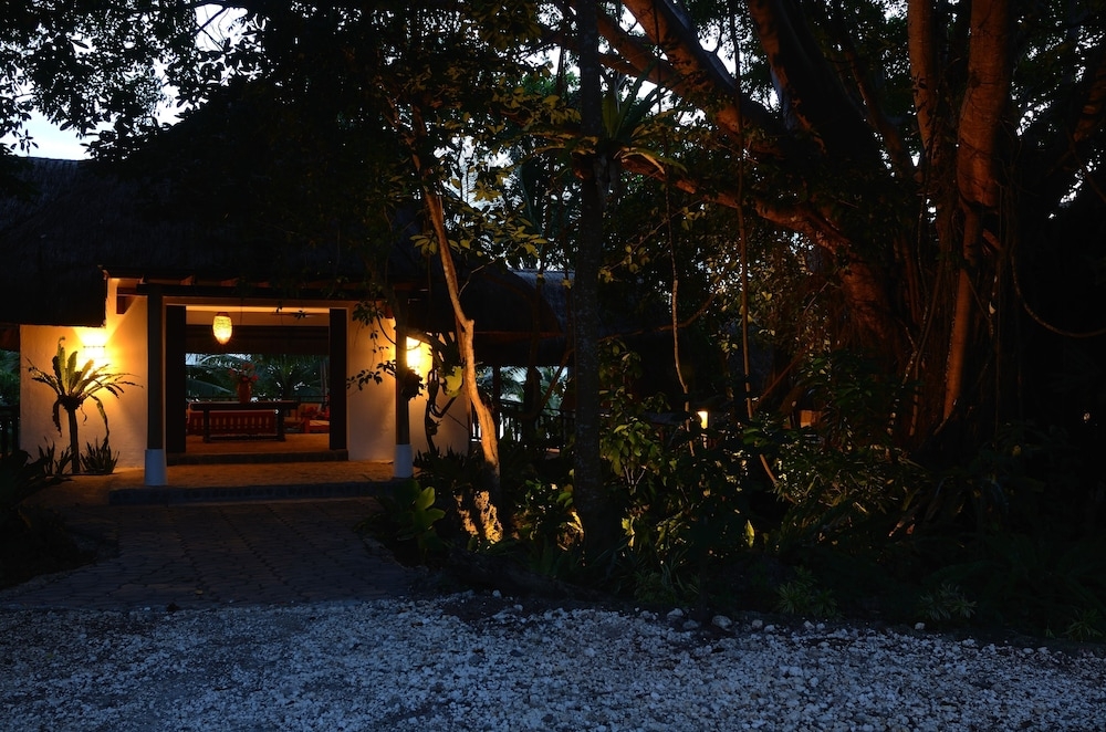 숙박 시설 정면 - 저녁/밤