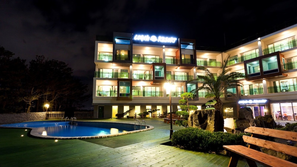 숙박 시설 정면 - 저녁/밤