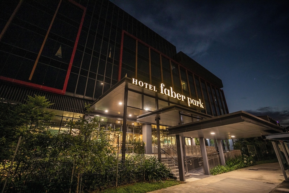 숙박 시설 정면 - 저녁/밤