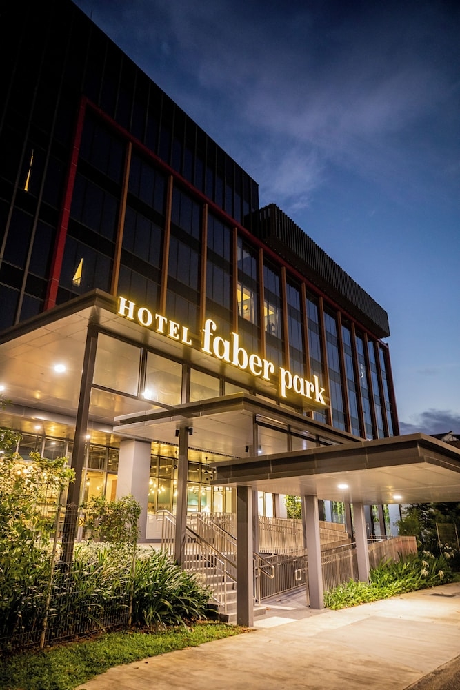 숙박 시설 정면 - 저녁/밤