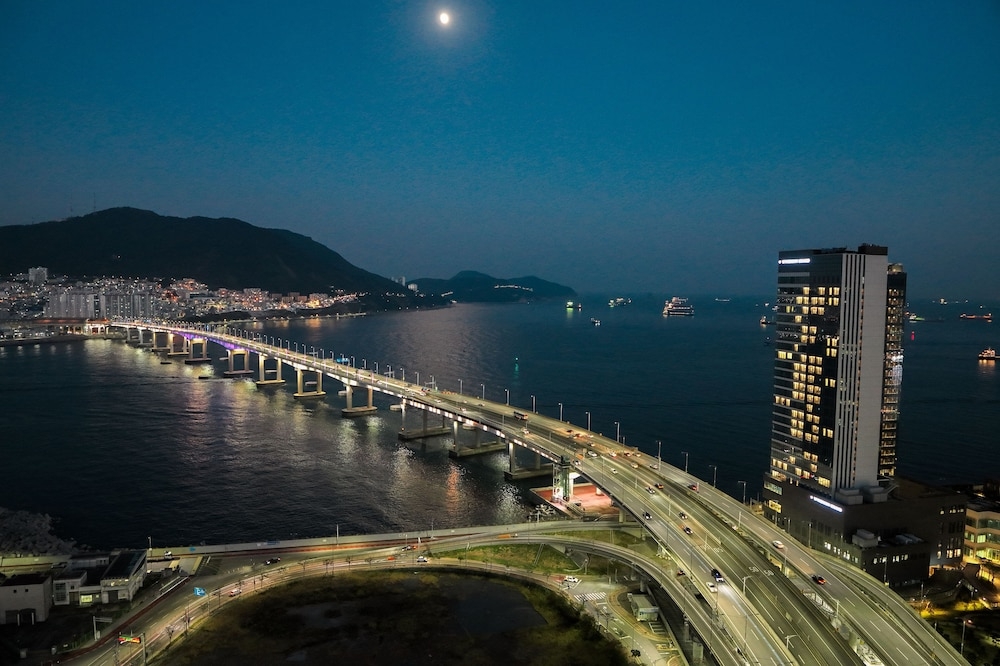 숙박 시설 정면 - 저녁/밤