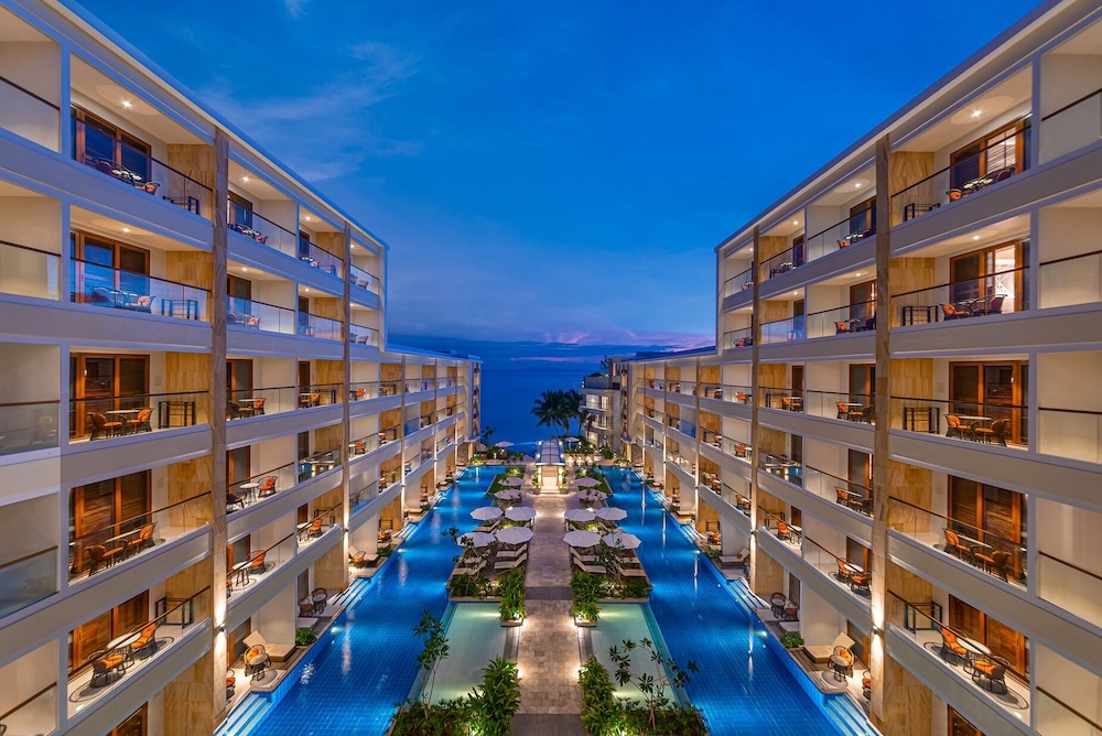 숙박 시설 정면 - 저녁/밤