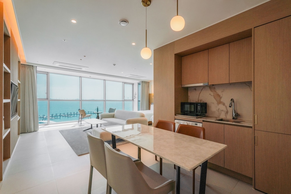 객실 내 식사 공간