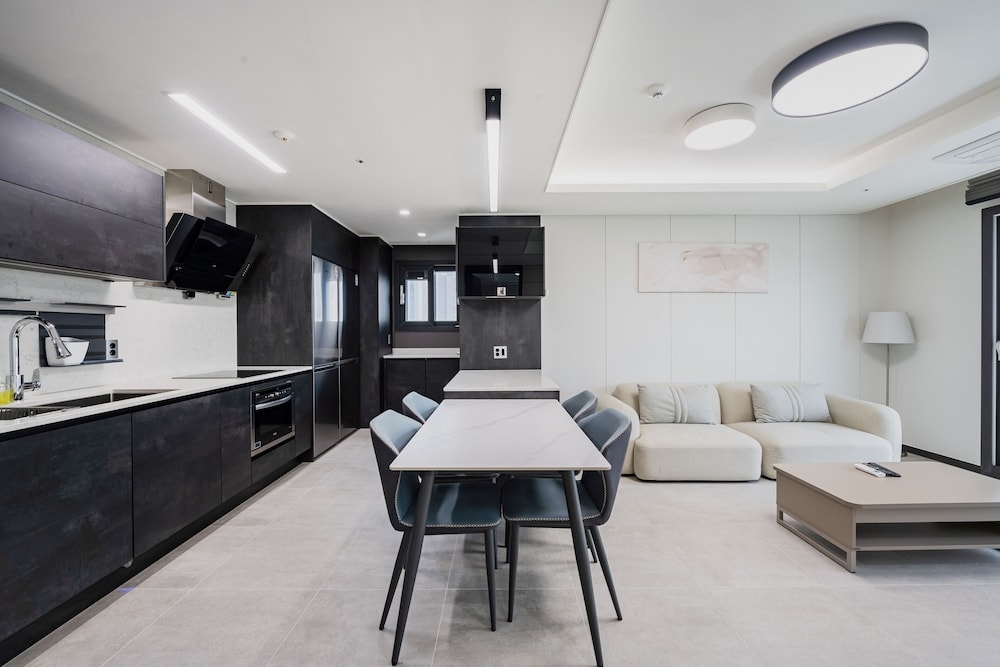 객실 내 식사 공간