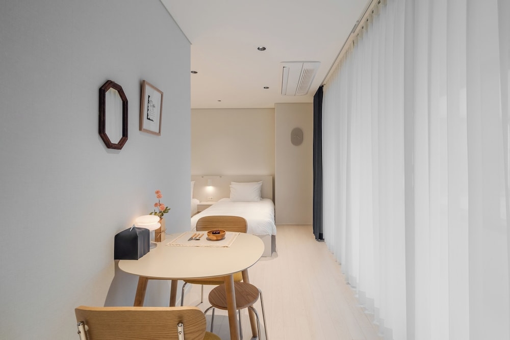 객실 내 식사 공간