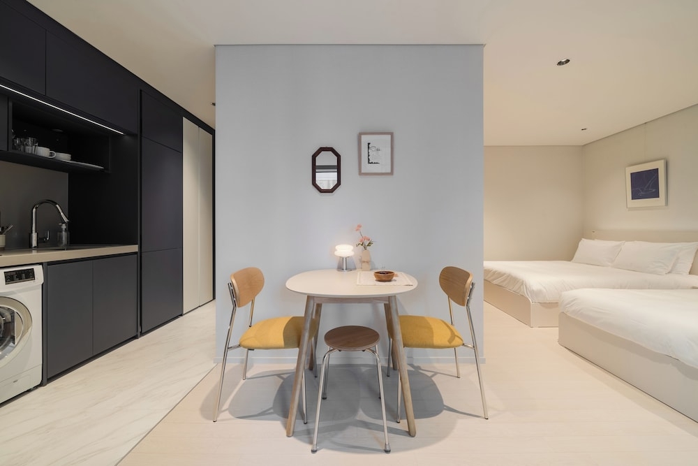 객실 내 식사 공간