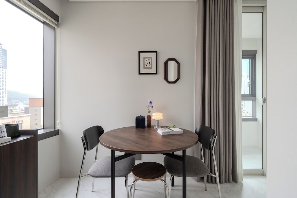 객실 내 식사 공간