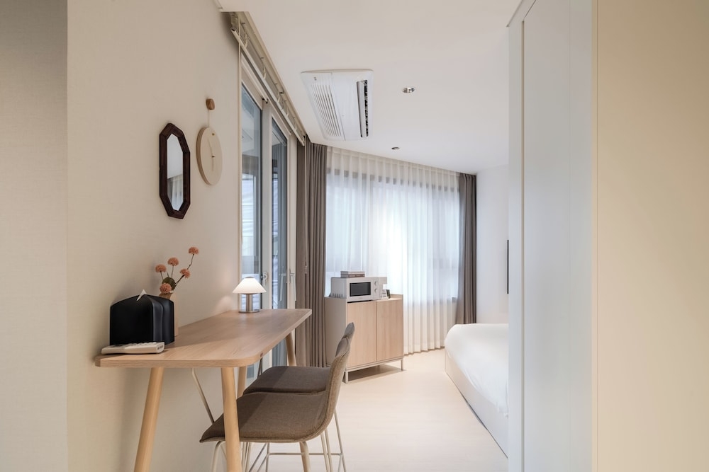 객실 내 식사 공간