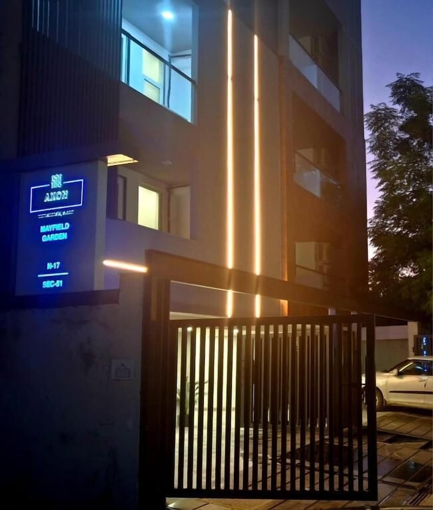 숙박 시설 정면 - 저녁/밤