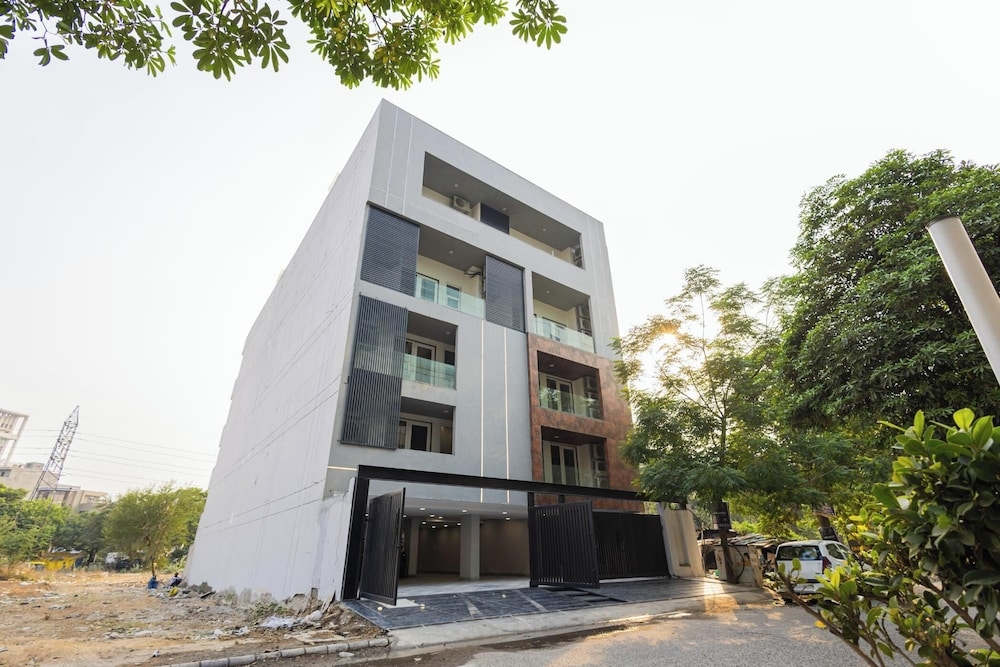 숙박 시설 정면 - 저녁/밤