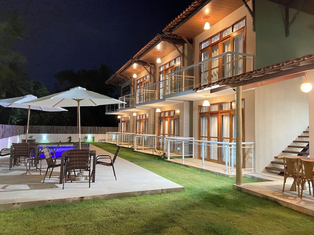 숙박 시설 정면 - 저녁/밤