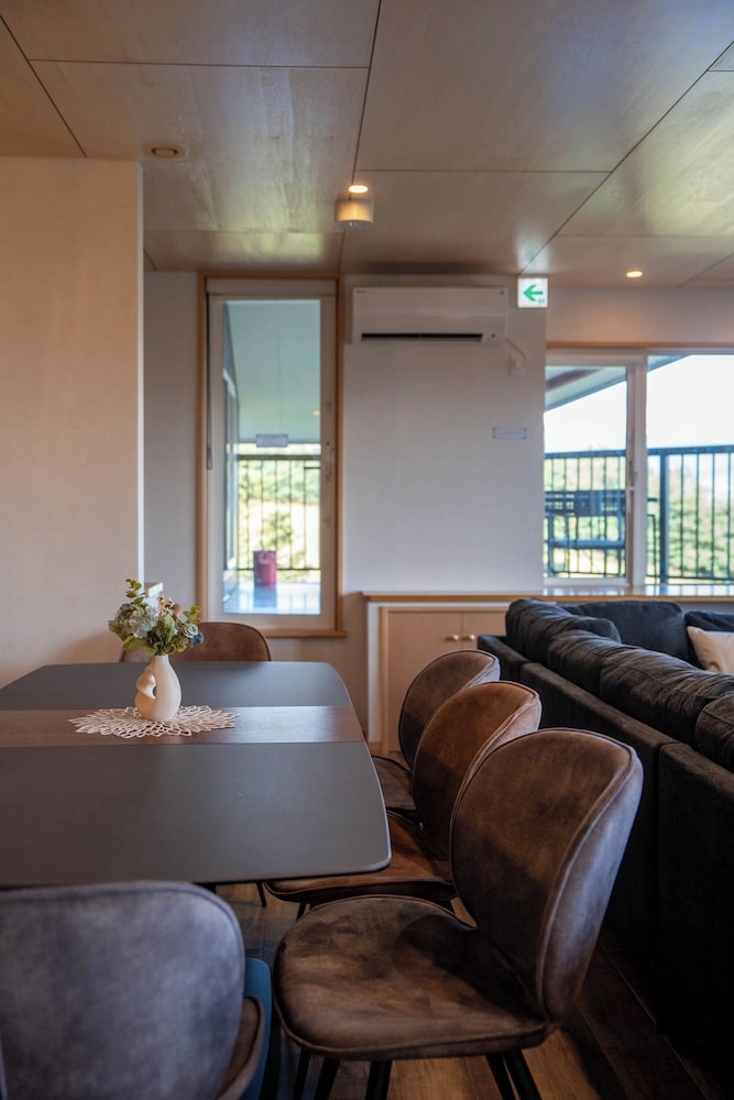 객실 내 식사 공간