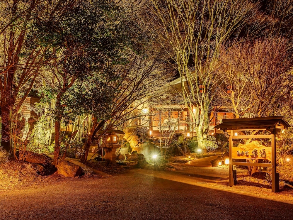 숙박 시설 정면 - 저녁/밤