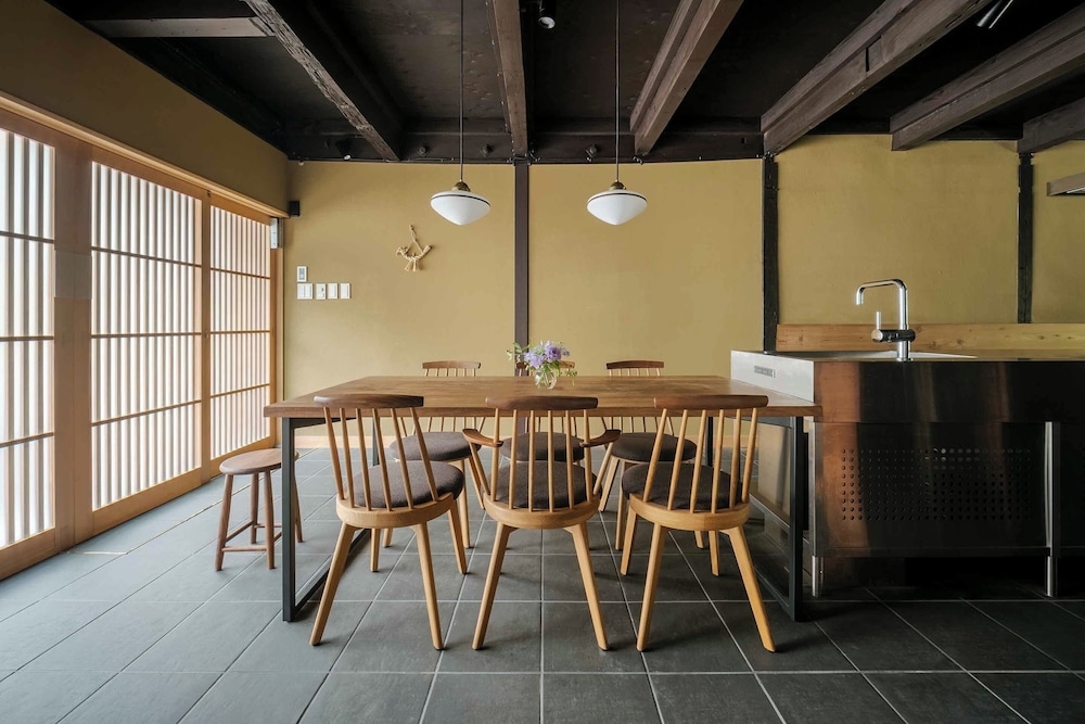 객실 내 식사 공간