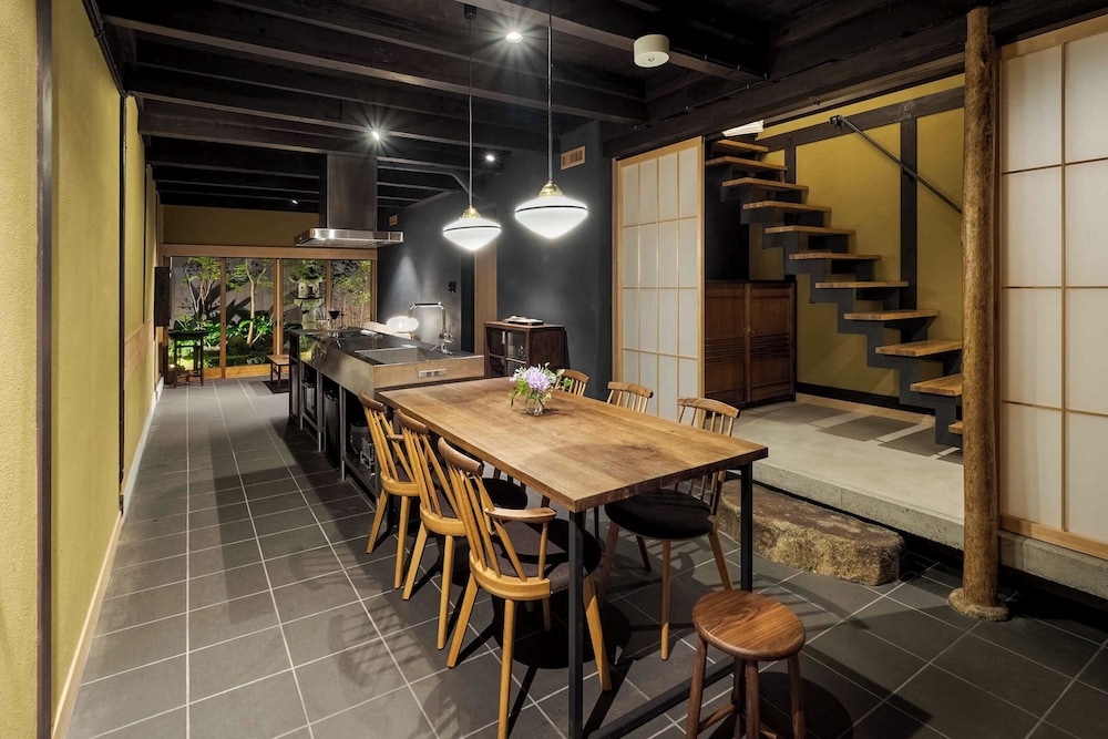 객실 내 식사 공간