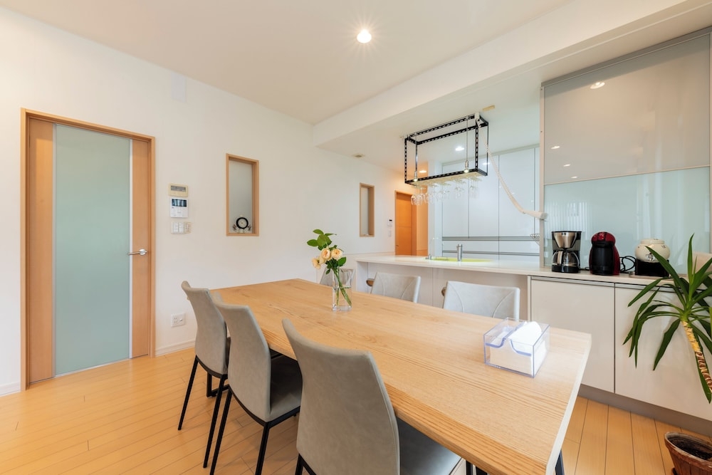 객실 내 식사 공간