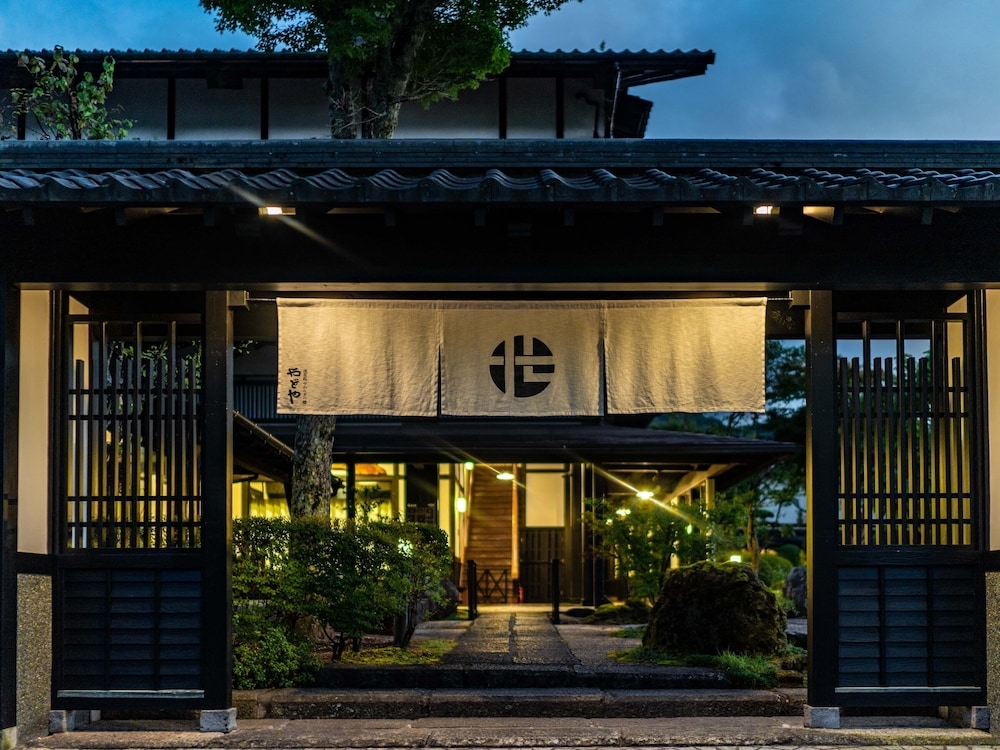 숙박 시설 정면 - 저녁/밤