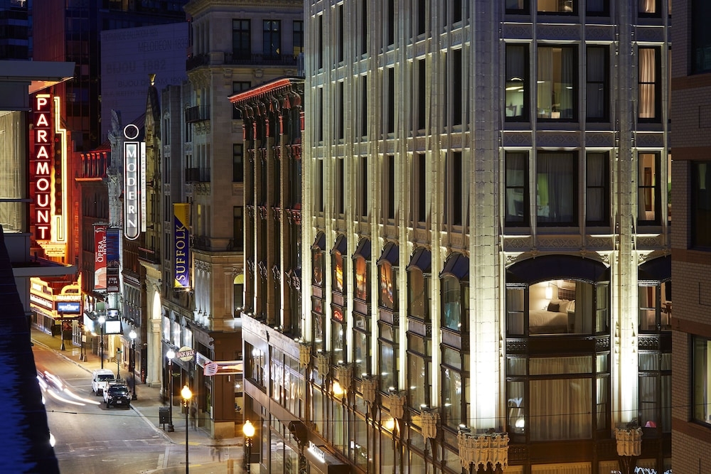 숙박 시설 정면 - 저녁/밤