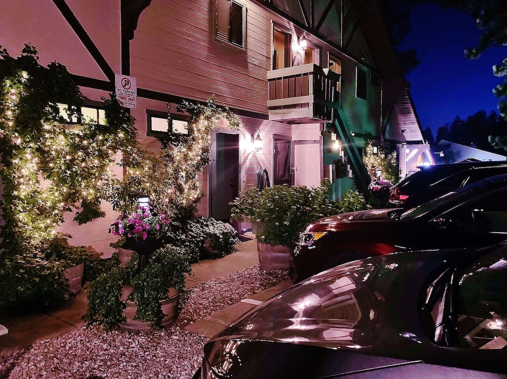 숙박 시설 정면 - 저녁/밤