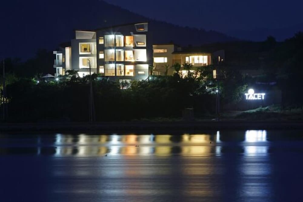 숙박 시설 정면 - 저녁/밤