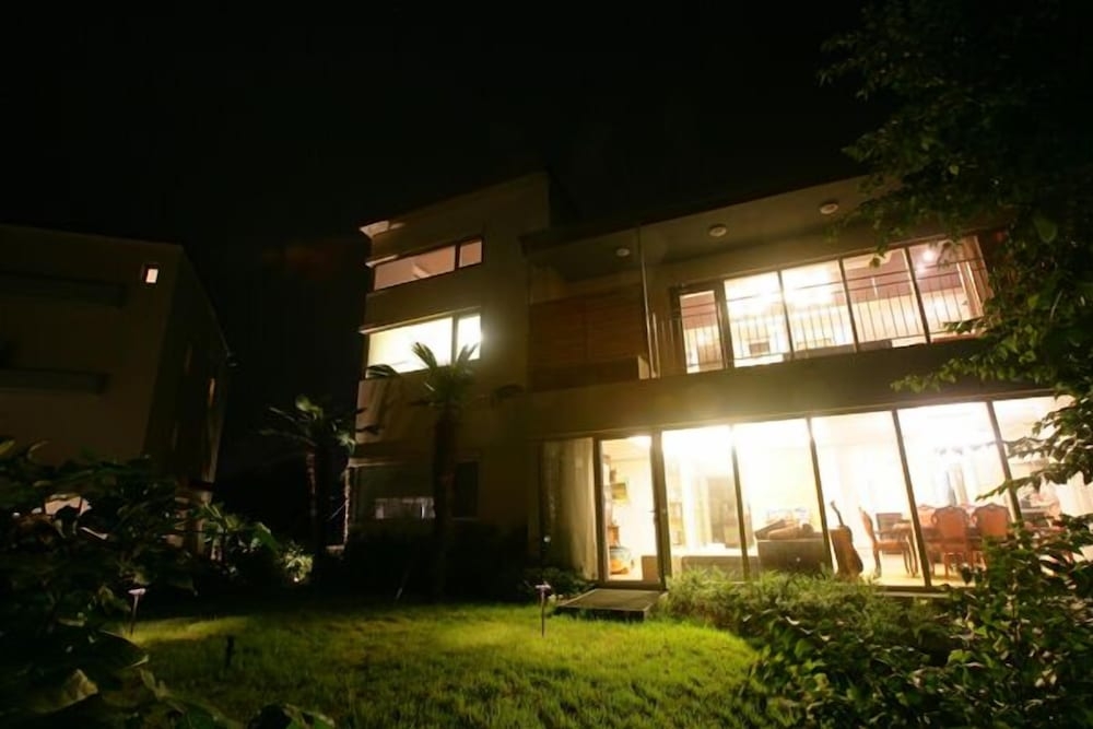 숙박 시설 정면 - 저녁/밤