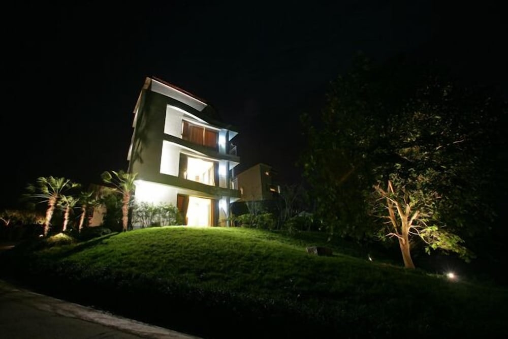 숙박 시설 정면 - 저녁/밤