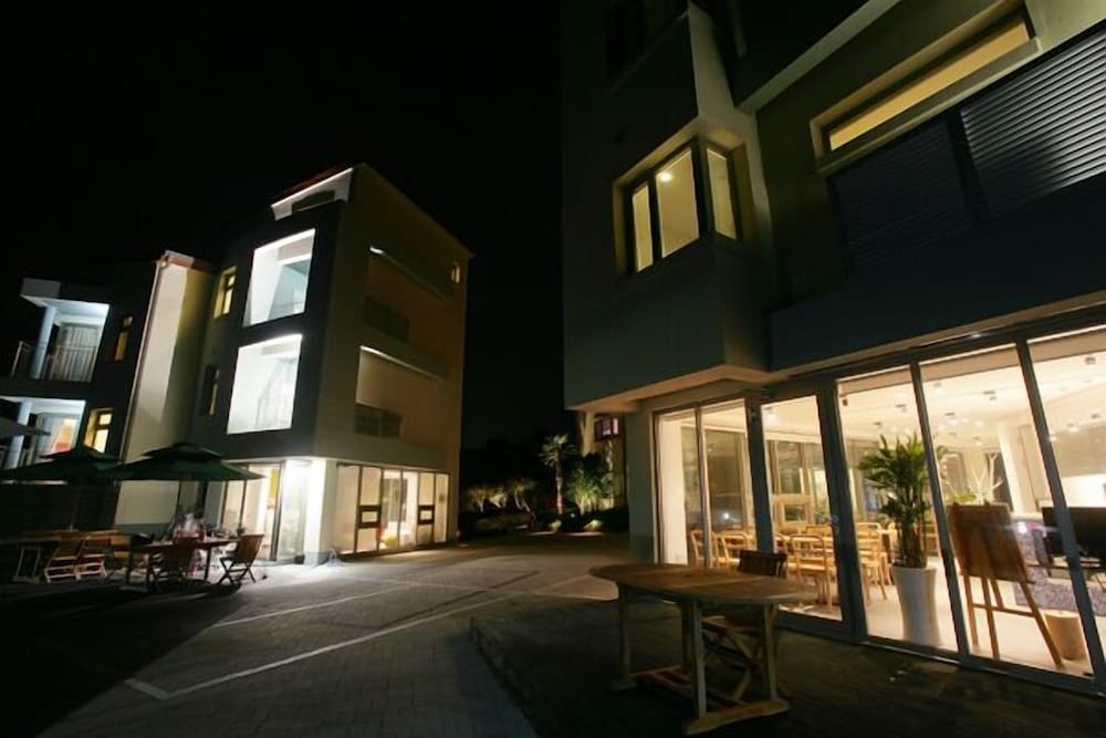 숙박 시설 정면 - 저녁/밤