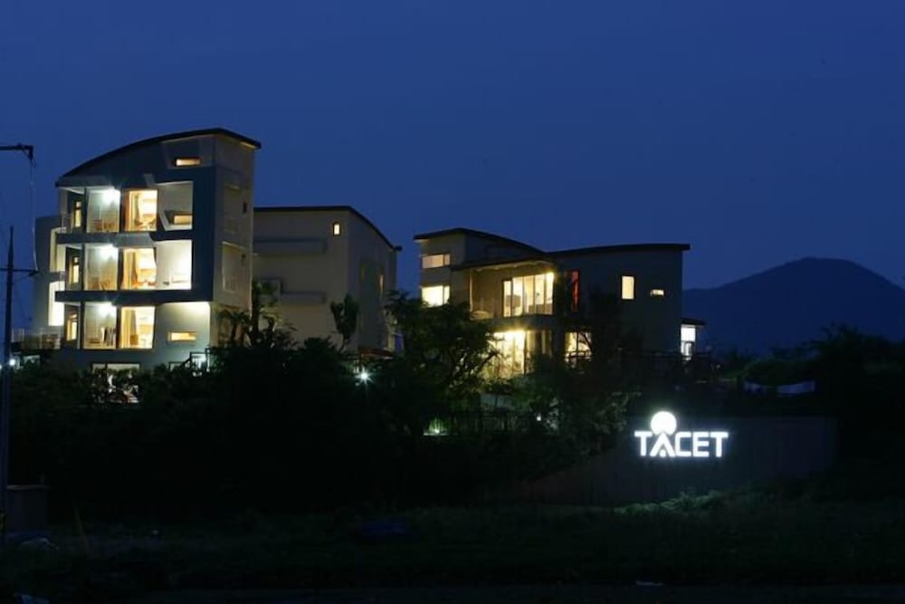 숙박 시설 정면 - 저녁/밤