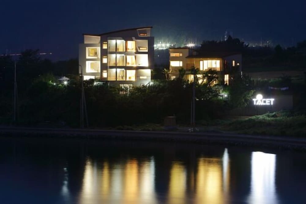 숙박 시설 정면 - 저녁/밤