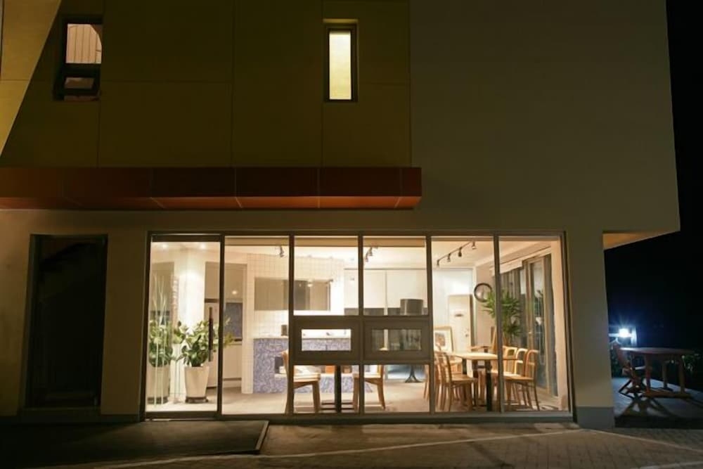 숙박 시설 정면 - 저녁/밤